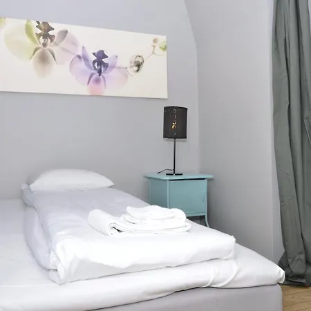Brand New And Super Central 3-bedroom Apartment, Perfect For Share. Karl Johan, Royal Palace And Aker Brygge Are Right Around The Corner. Quick Access To The Aiport. * Oslo